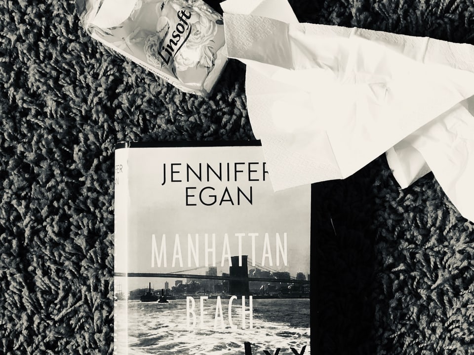 Der Roman von Jennifer Egan: «Manhattan Beach» liegt auf dem Teppich, zerknüllte Nastücher daneben