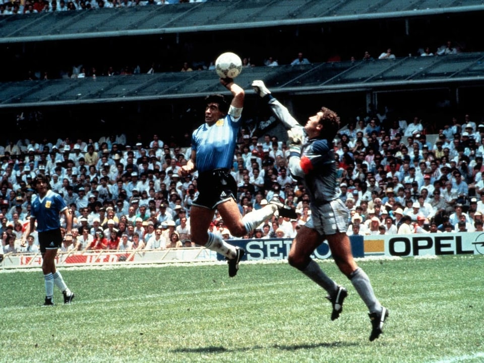 Am 22. Juni 1986 traf Maradona im Viertelfinal gegen England irregulär. Später sagte er: «Es war ein bisschen Maradonas Kopf und ein bisschen die Hand Gottes.»