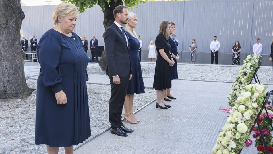 Menschen gedenken der Todesopfer.