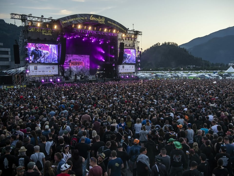 Greenfield Bühne mit viel Publikum.