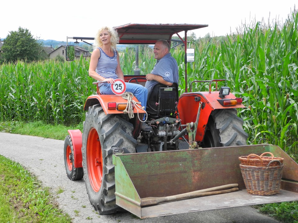 Monika und Fritz Berhard auf dem Traktor.