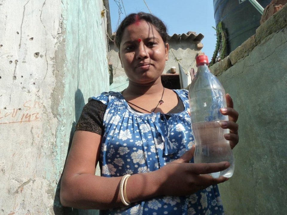 Die 32-jährige Nupur wohnt in einem Slum von Delhi. Sie legt PET-Flaschen an die Sonne, um Wasser zu entkeimen.