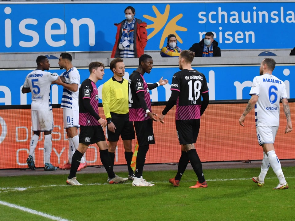 Das Drittligaspiel zwischen Duisburg und Osnabrück ist am Sonntag in der 33. Minute beim Stande von 0:0 abgebrochen worden. 