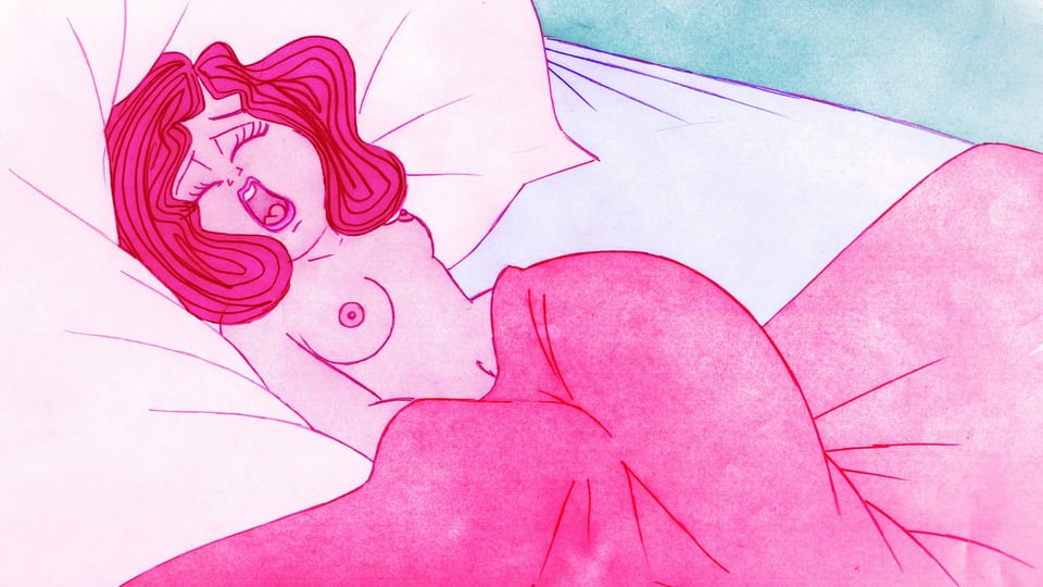 Eine Frau liegt in einem pinken Bett und stöhnt.