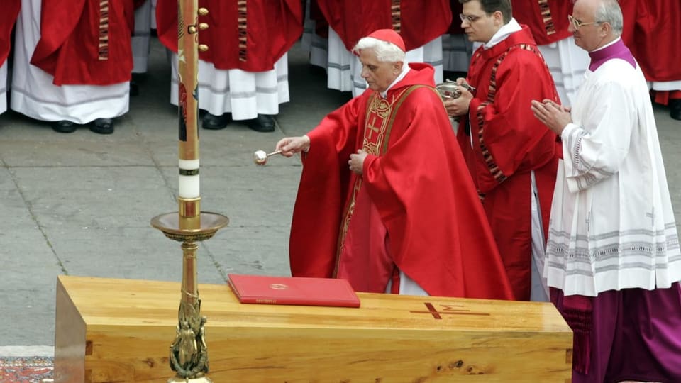 Kardinal  Joseph Ratzinger segnet den Sarg mit dem Leichnam von Papst Johannes Paul II. während der Begräbnismesse