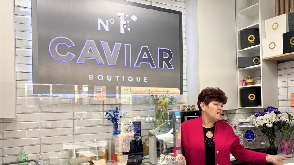 Die Russin Vera steht hinter dem Tresen in ihrer Caviar Boutique.