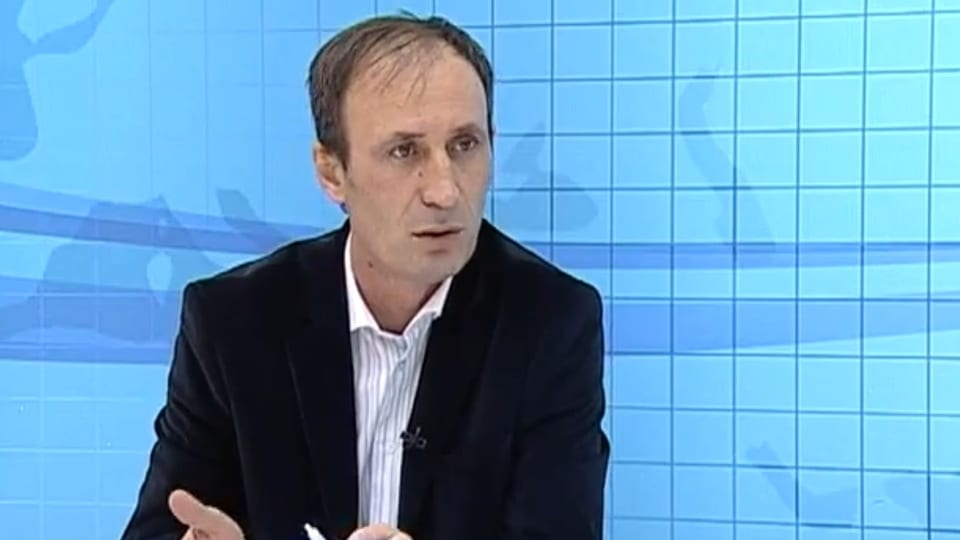 Unternehmer Rexhep Krasniqi gibt im TV Auskunft über seine Erfahrungen mit einem Regierungsauftrag.