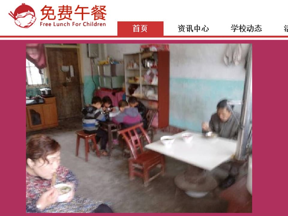 Unscharfes Handy-Bild, im Vordergrund zwei erwachsene Frauen am essen, im Hintergrund eine Gruppe von Kindern über den Nudel-Schüsseln gebeugt.