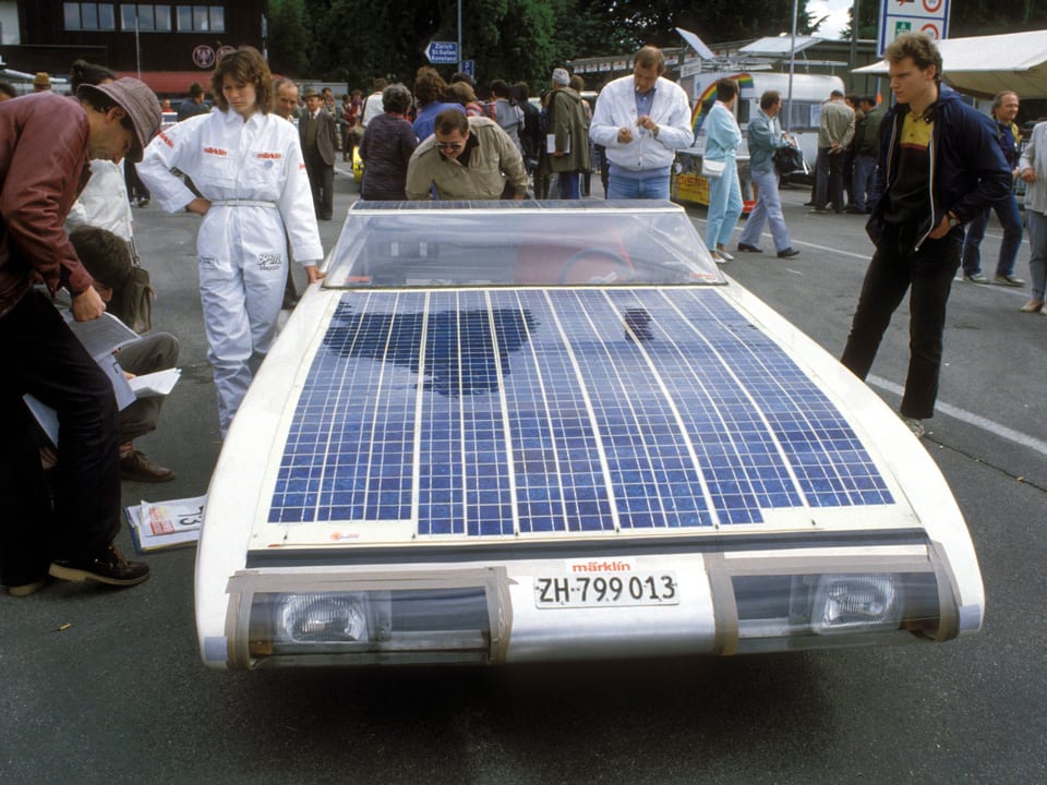 Ein futuristisches Solar-Rennauto mit Fahrerin