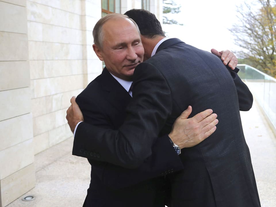Wladimir Putin und Syriens Präsident Bashar al-Assad umarmen sich gegenseitig im November 2017.