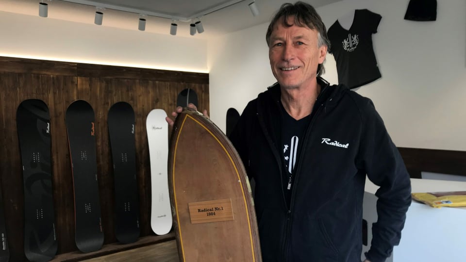 Mark Farner mit seinem allerersten Snowboard im Verkaufsraum seiner Firma