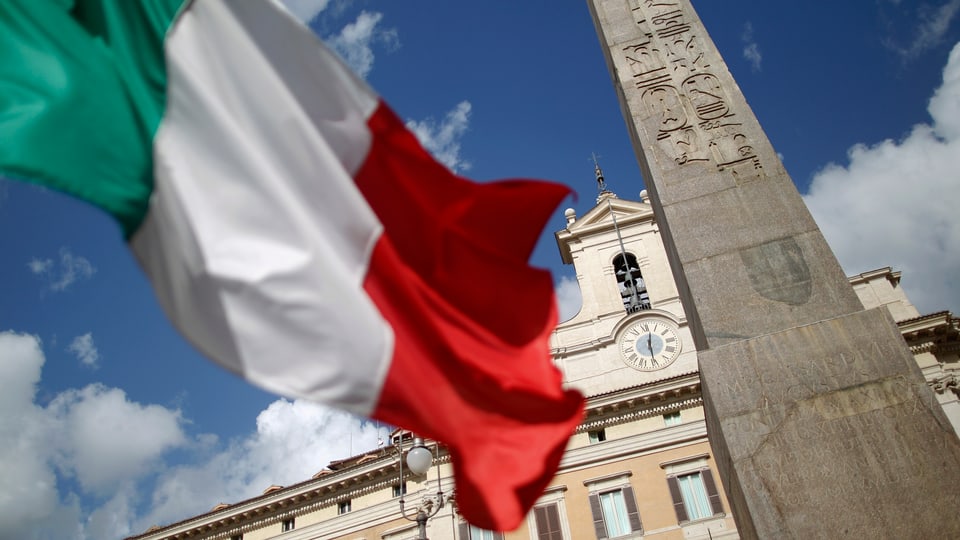 Der Palazzo Montecitorio mit italienischer Flagge: Hier tüftelt die Regierung an einem neuen Verfassungsgesetz. 