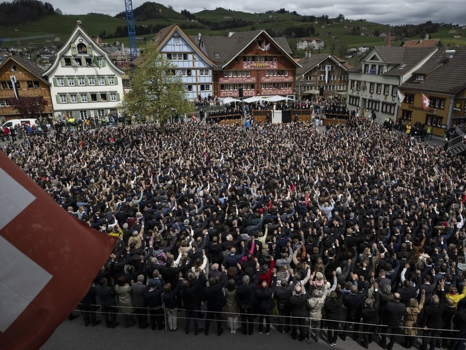 Abstimmung an der Landsgemeinde, am Sonntag, 24. April in Appenzell.