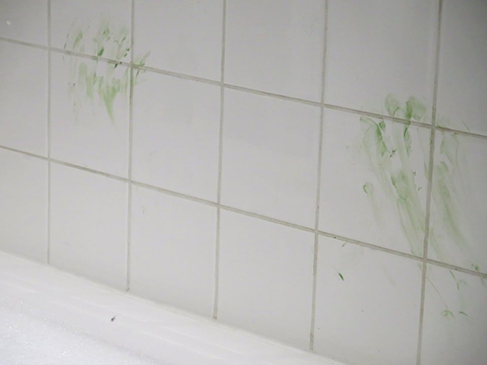 Fingerabdrücke auf einer Badezimmerwand. 