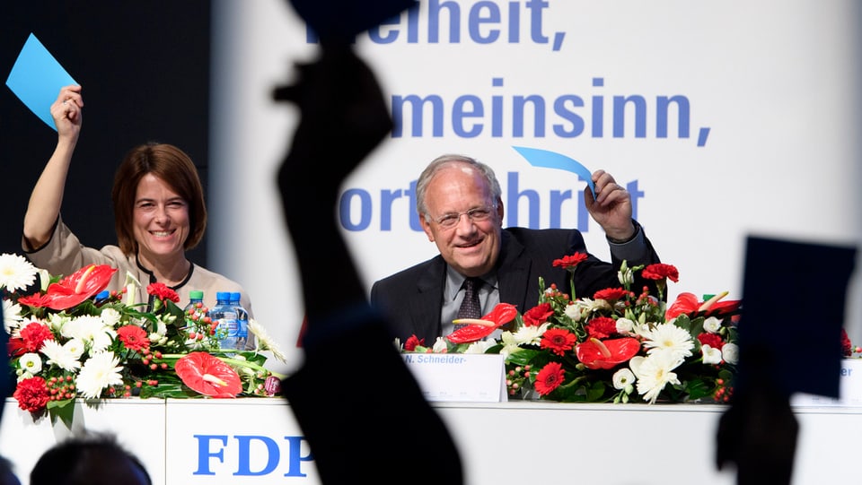 Petra Gössi und Johann Schneider-Ammann bei einer Abstimmung an der Delegiertenversammlung. 