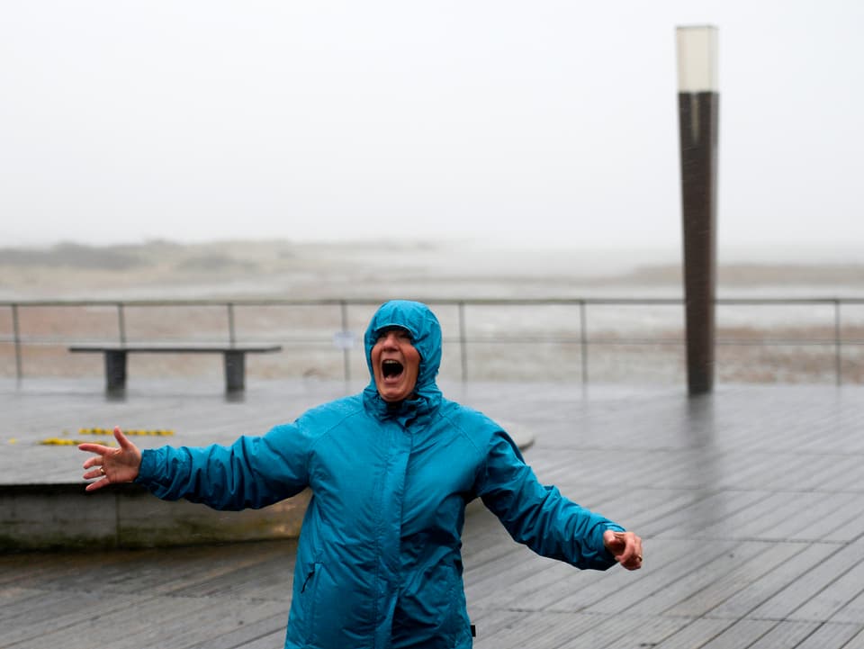 In St. Peter-Ording an der Nordsee geniesst eine Frau die Windböen ganz offensichtlich. 