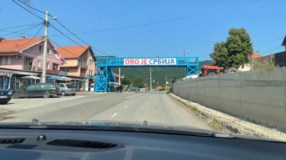Ovo je Serbia – kjo është Serbia, thuhet në bander.