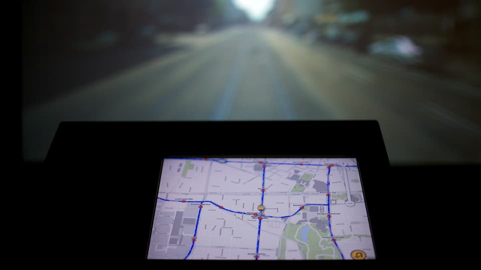 Blick auf einen kleinen Monitor mit Strassenkarte