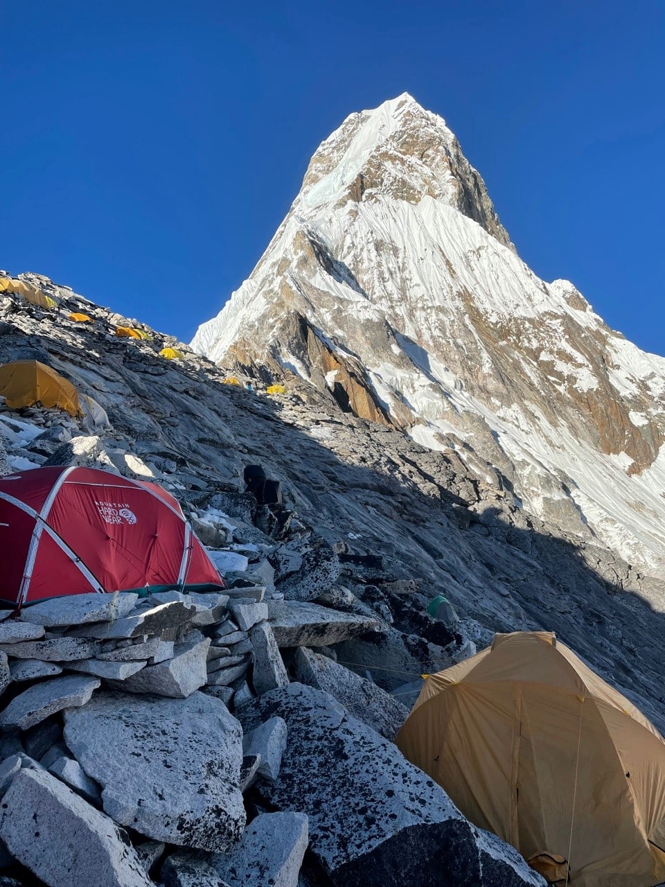 Präakklimatisation soll die Besteigung hoher Gipfel sicherer und angenehmer machen …  (Ama Dablam, Nepal)