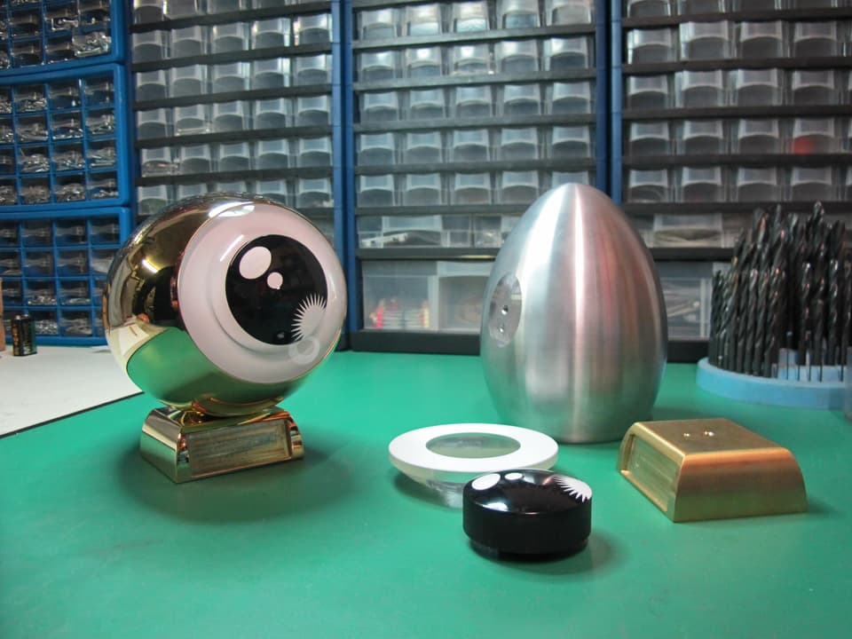 Die Bestandteile, aus denen (links) das fertige Golden Eye wird: Aluminium-Ei, Sockel, Pupille und Iris.