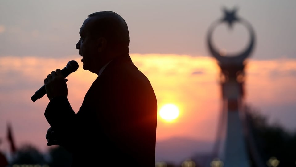 Erdogan mit Mikrophon.