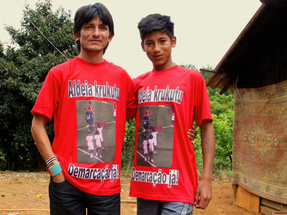 Olivio Jekupeu und Werá Jeguaká Miri tragen ein roten T-Shirt mit der Aufschrift «Demarcação já».