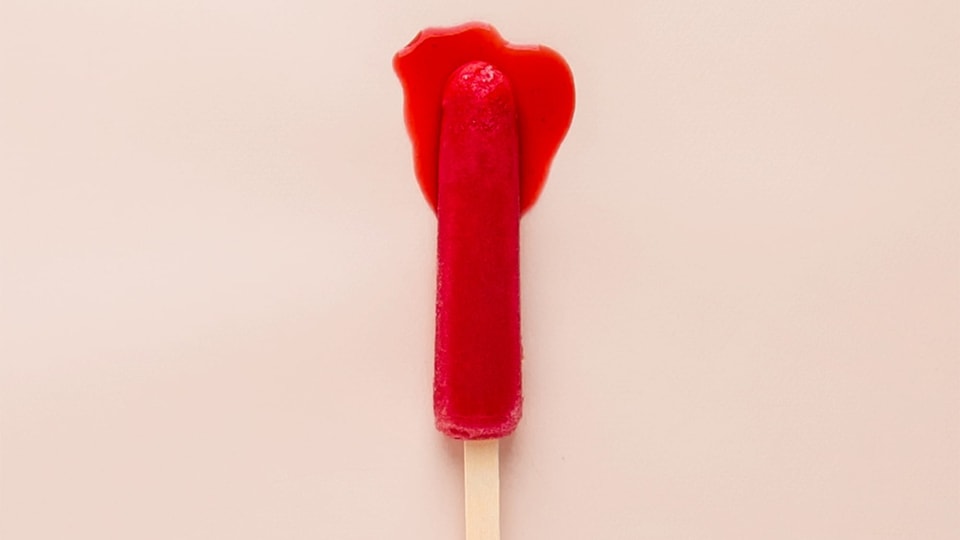 Zerlaufene, rote Wasserglace