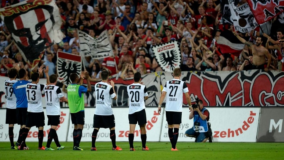 Spieler vor Zuschauertribüne
