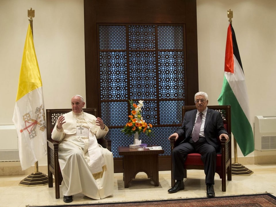 Franziskus sitzt neben Abbas.