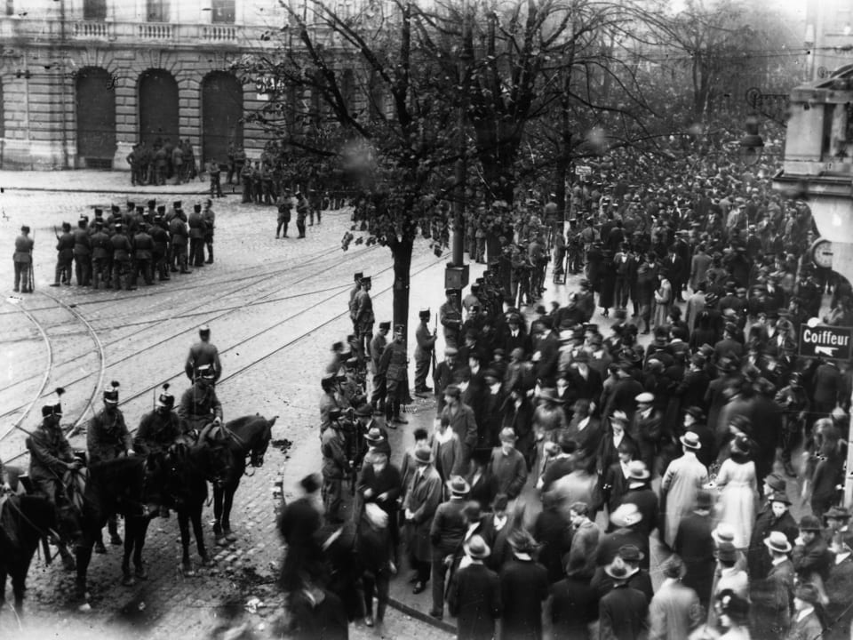 Kavallerie am Paradeplatz, Aufnahme vom Samstag, 9. November 1918.