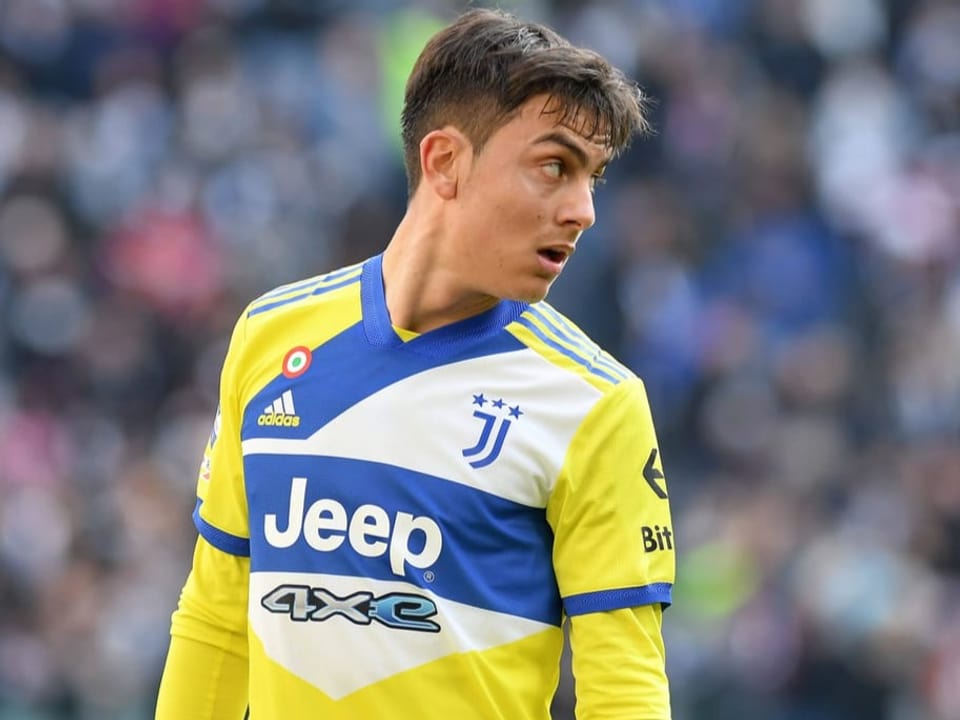 Paulo Dybala blickt auf dem Rasen zurück.