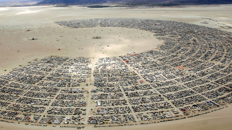 Luftaufnahme der Black Rock City in der Wüste von Nevada.