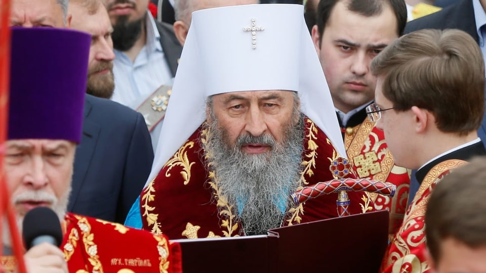 Der Patriarch Onufri von der Ukrainisch-orthodoxen Kirche in einer Menschenmenge.