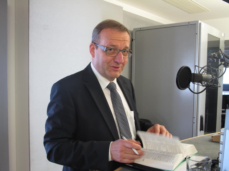 Alfred Bossard beim Interview im Regionalstudio Luzern von Radio SRF. 