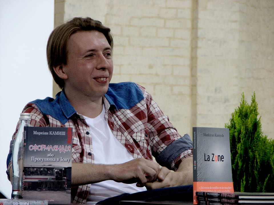 Autor Markiyan Kamysch mit seinem eben erschienenen Buch. 