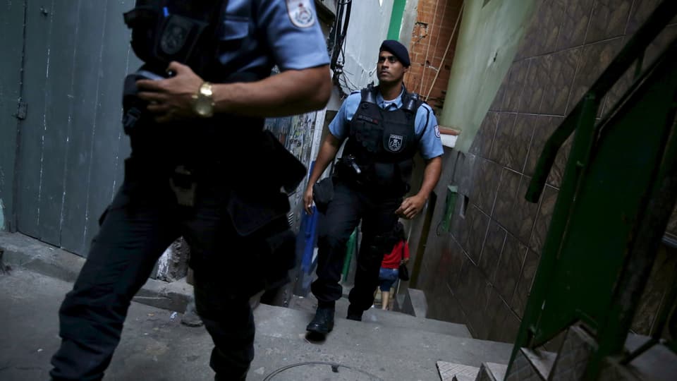 Polizisten patrouillieren durch die Favela Santa Marta