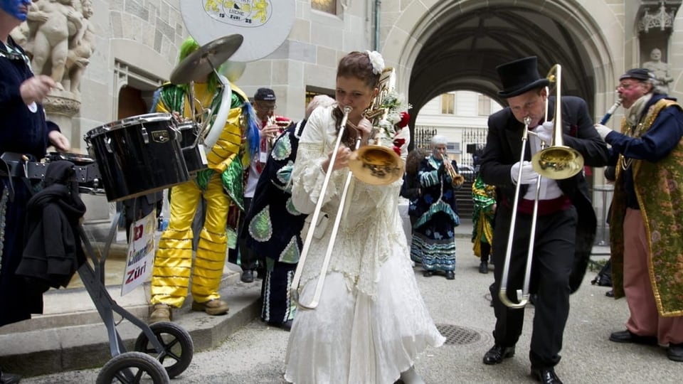 Brautpaar spielt Posaune.