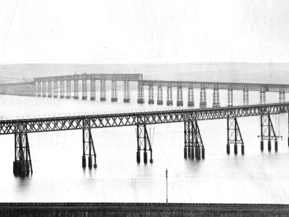 Die Firth-of-Tay-Brücke über den Fjord in Schottland auf einem Foto aus der Zeit vor dem Einsturz im Dezember 1879.