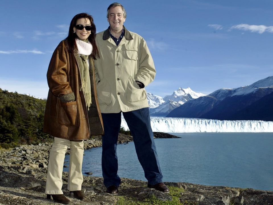 Ehepaar Kirchner vor einem Gletschter in Patagonien.