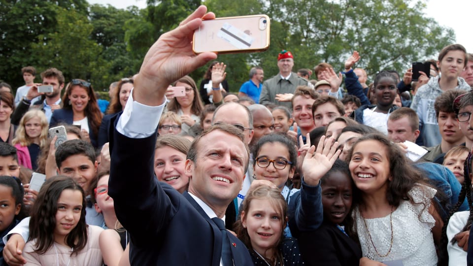 Macron macht Selfie mit Schülern