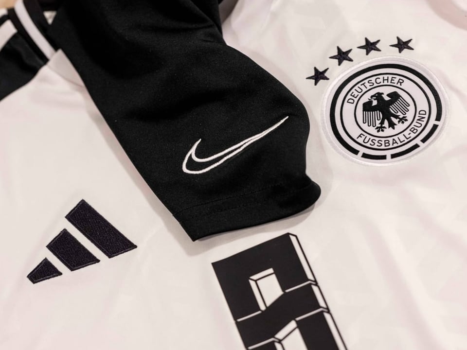 Deutsches Adidas-Fussballtrikot; überlagert von Nike-Textilie