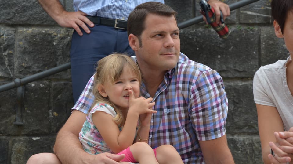 Kleines Mädchen mit ihrem Vater am «Donnschtig-Jass».
