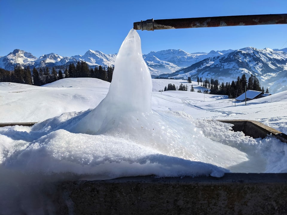 «Auf einer Winterwanderung bei eisigen Temperaturen auf dem Sparenmoos haben wir bei einer Alphütte eine Rast eingelegt - und uns dabei am zugefrorenen Brunnen erfreut.»