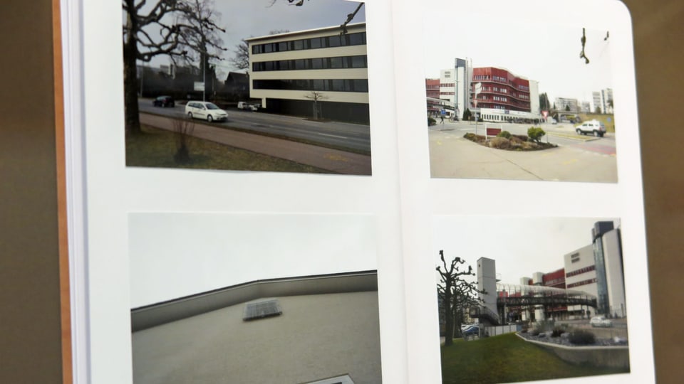 Ein weisses Buch mit vier aufgeklebten Fotografien darin.