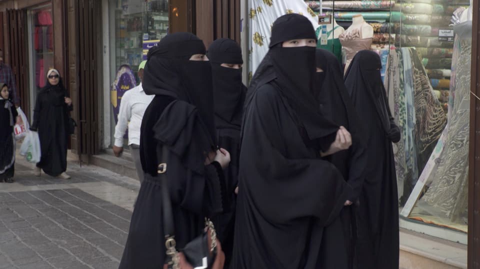 Frauen auf offener Strasse in Jeddah.