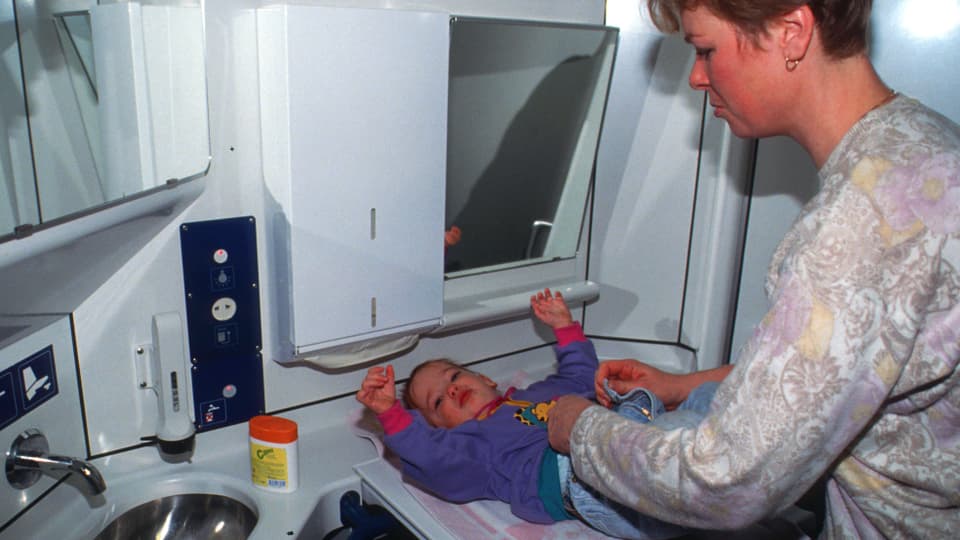 1993: Eine Toilette mit Wickeltisch im Eurocity-Wagen der SBB.