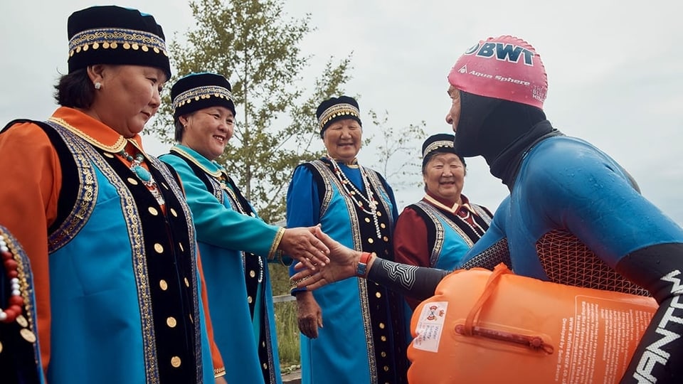 Ernst Bromeis grüsst einheimische Frauen am Baikalsee