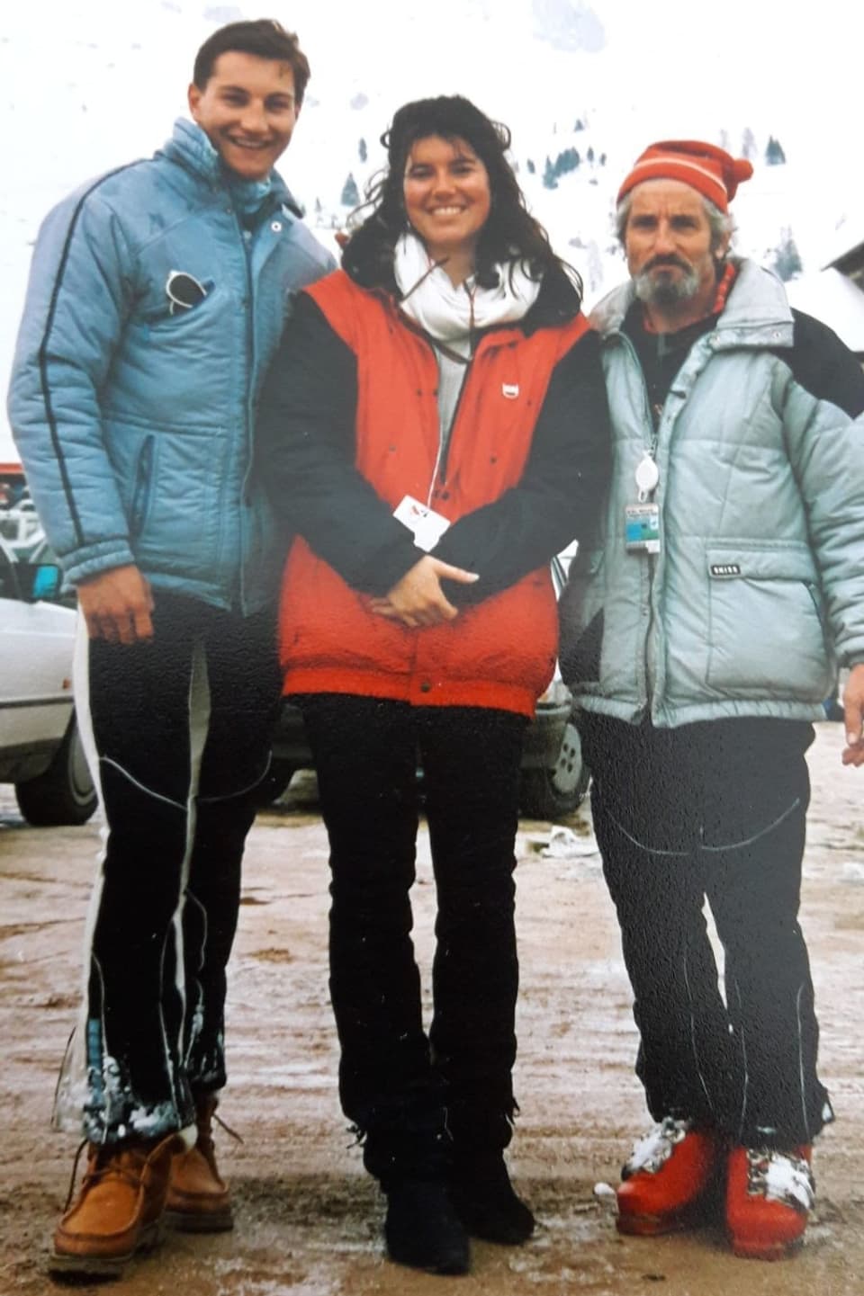 3 Menschen in 80ies Skidress. Das heisst: pludrige Jacken, grelle varben sowie gekörnte Optik. Wegen dem Film.