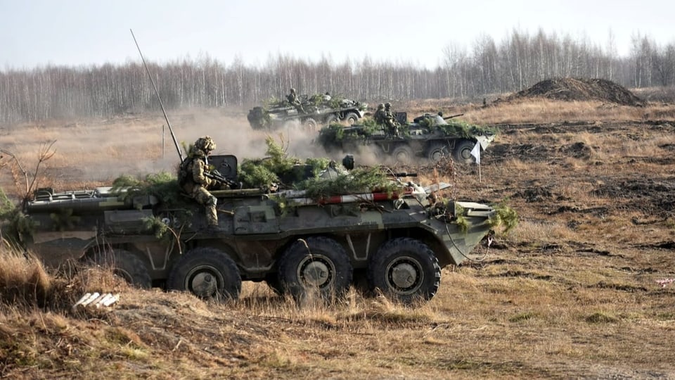 Ukrainische Radpanzer im Manöver.