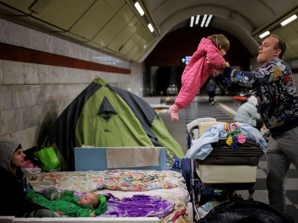 In einer Kiewer Metrostation schützt sich eine Familie vor dem russischen Bombenhagel.